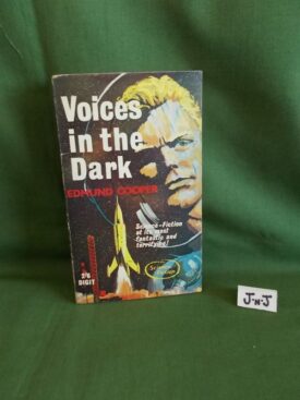 Book cover ofVoices in the Dark 1